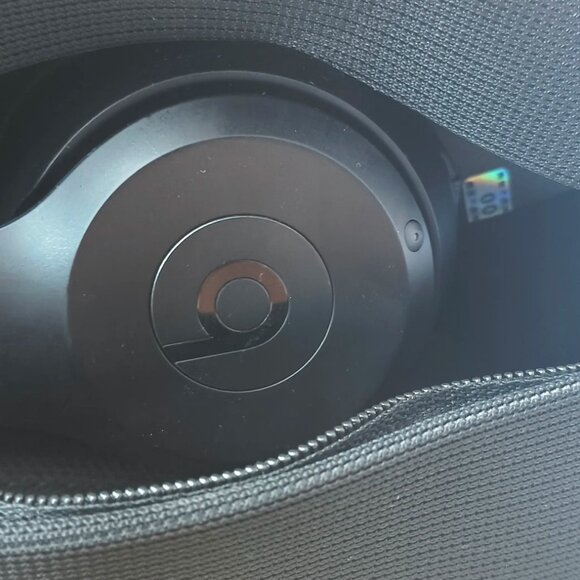 Beats Solo3 Wireless Headband Brushed Black 98% new with storage bag - Picture 6 of 7